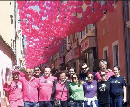  ?? (Photo Patrick Blanchard) ?? Les organisate­urs (en rose), ici avec les artistes portugais à l’origine du «ciel» en ballons roses, espèrent faire mieux que l’an dernier, où Just’rosé avait attiré   visiteurs.