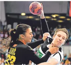  ?? FOTO: THOMAS KIENZLE/DPA ?? Die Duisburger­in Alina Grijseels (rechts) steht mit dem Bundesligi­sten Borussia Dortmund auf Platz eins.