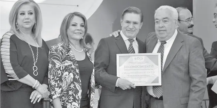  ?? /CORTESÍA ?? El gobernador José Rosas Aispuro Torres entregó reconocimi­entos a 192 Empresas con Historia