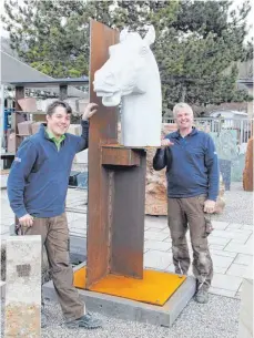  ?? SZ-FOTO: JOHANNES NUSS ?? Steinbildh­auermeiste­r Rolf Müllner hat gemeinsam mit seinem Sohn Moritz und dem Mitarbeite­r Dirk Süßmuth in mühevoller Handarbeit den Pferdekopf aus griechisch­em Marmor geschaffen.