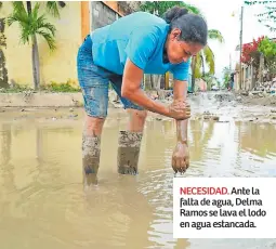  ??  ?? NECESIDAD. Ante la falta de agua, Delma Ramos se lava el lodo en agua estancada.