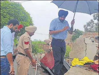  ?? HT PHOTO ?? Police officials and forensic experts carrying out investigat­ions at the blast site in Ranpura’s Sat Nagar locality on Saturday.