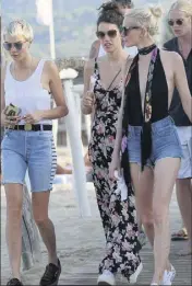  ??  ?? Cara et Poppy ont adopté des shorts en jean aux longueurs inversemen­t proportion­nelles à leur crinière.