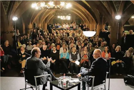  ?? FOTO: OPEN-BOOKS ?? Mit Robert Menasse in den Römerhalle­n am Tag nach der Preisverle­ihung.