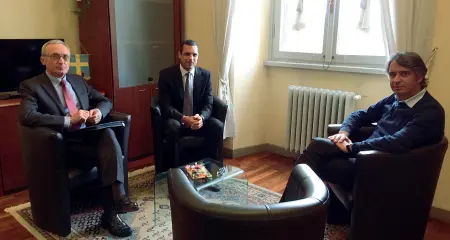  ??  ?? Incontro Federico Sboarina nel suo ufficio di palazzo Barbieri ieri con il presidente di Gsk Italia, Luis Arosemena (al centro) e il suo vice, Daniele Bertolani