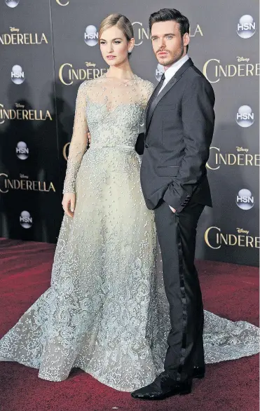  ??  ?? Boy meets Girl: Lily James und Richard Madden bei der Vorstellun­g von „Cinderella“.