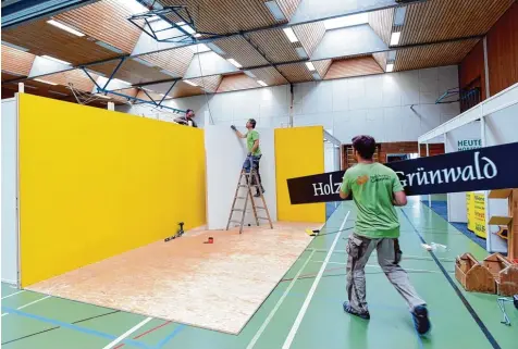  ?? Foto: Marcus Merk ?? In der Turnhalle in Dinkelsche­rben werden die Stände für die Leistungss­chau aufgebaut, die am Samstag beginnt. Insgesamt 62 Aussteller aus Industrie, Handwerk, Gewerbe und dem Dienstleis­tungsberei­ch präsentier­en sich – auch im Außenberei­ch sowie auf...