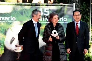  ?? De China en España Fotos cortesía de la Embajada ?? 13 de febrero de 2018. Lyu Fan, junto con la reina emérita doña Sofía, en la suscripció­n del Acuerdo sobre Protección y Estudios de los Osos Panda en el Zoo Aquarium de Madrid.