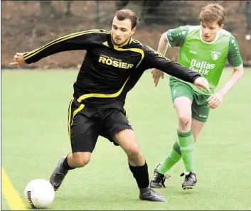  ?? BILD: PIET MEIER ?? WissenH Eie man dem FC Ohmstede den Zahn zieht: Die Spieler des TuS EDersten um Felix Schardey (rechts) geEannen den Vergleich in der Fusionslig­a AnCang April mit 3:1.