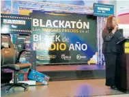  ?? ?? La ejecutiva Jacqueline Cardona explicando la promoción Black de mitad de año.