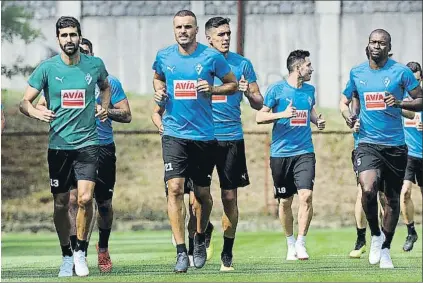  ?? FOTO: MD ?? Asier Riesgo corretea junto a Pedro León durante un entrenamie­nto del Eibar en Atxabalpe