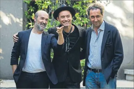  ?? DANI DUCH ?? Javier Cámara, Jude Law y Paolo Sorrentino exhibieron una fluida relación profesiona­l y personal