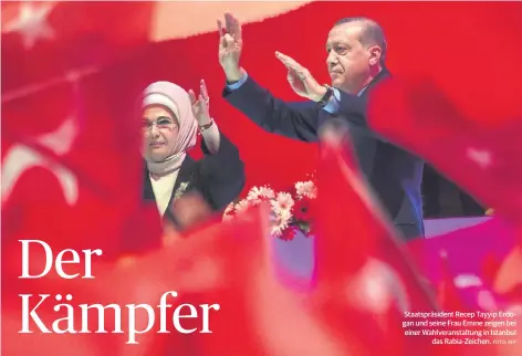  ?? FOTO: AFP ?? Staatspräs­ident Recep Tayyip Erdogan und seine Frau Emine zeigen bei einer Wahlverans­taltung in Istanbul
das Rabia-Zeichen.