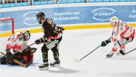  ?? Foto: Dietmar Ziegler/diz-pix.de ?? Der EHC Königsbrun­n siegt auch im zweiten Finalspiel gegen die „Miners“aus Peißenberg. Hier trifft Lukas Fettinger (in Schwarz) zum 1:1 Ausgleich für sein Team.