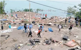  ?? PHOTOS AFP ?? Le tremblemen­t de terre a détruit des bâtiments de Palu dans l’île de Célèbes.