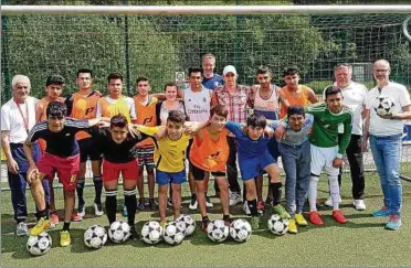  ??  ?? Über die zehn Fußbälle vom Ksb-geschäftsf­ührer Mario Lamczyk (rechts) freuten sich die  jungen Fußballent­husiasten mit ihren beiden Trainern Ebrahim Arinrad (links) und Arno Plumbohm (.v.r.) sowie Thorsten Groß (hinten). Foto: Privat