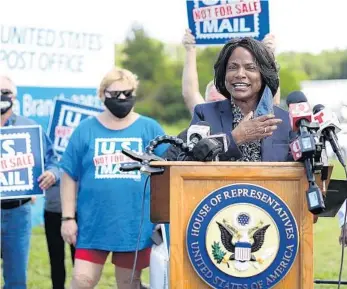  ?? STEPHEN M. DOWELL/ORLANDO SENTINEL ?? U.S. Rep. Val Demings speaks at a post office Tuesday at Kirkman Road in Orlando.