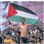  ?? FOTO: FATIMA SHBAIR/AP ?? Die Palästina-Fahne taucht rund um die WM häufig auf.