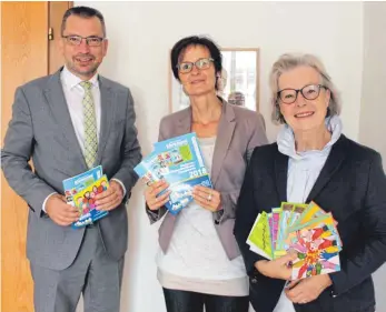  ?? SZ-FOTO: GÖTZ ?? Oberbürger­meister Alexander Baumann, Gudrun Reuther und Ursula von Helldorff freuen sich auf die Woche des bürgerscha­ftlichen Engagement­s in Ehingen.