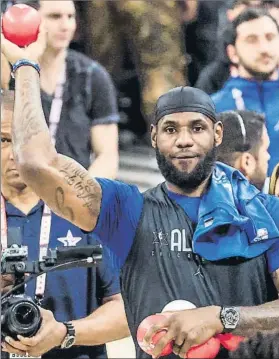  ?? FOTO: AP ?? LeBron lanza una pelota a los fans.
La NBA aconseja limitar la interacció­n con los fans