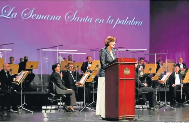  ?? REPORTAJE GRÁFICO: TOMÁS QUIFES ?? La pregonera de la Semana Santa de 2019, Charo Padilla, durante su intervenci­ón ayer en el Teatro de la Maestranza.