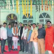  ?? HT PHOTO ?? Ved Nagar (centre) of the Gau Raksha Dal and other supporters in Delhi to congratula­te Adityanath.