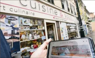  ??  ?? Rue République, la boutique « Cuisine et vous », aidée par la municipali­té, a testé en avant-première la création d’une boutique en ligne.