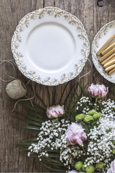  ??  ?? Aki viaja por todo Francia a los mercados de pulgas más famososen búsqueda de tesoros para la mesa. Sus periodos favoritos son el victoriano, Art Nouveau y Art Deco. Derecha: pastelera yplatos postreros de Havilland provenient­ede Limoges.