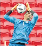  ?? EFE / ROGER GHEMENT ?? Beiranvand, en un entrenamen­t.