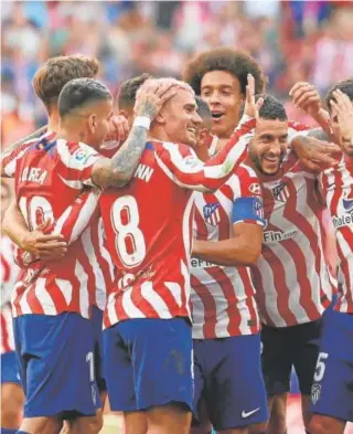  ?? // EFE ?? Griezmann, felicitado por sus compañeros en el duelo ante el Almería