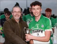 ??  ?? Daniel Dempsey receives the trophy from Rory Murphy (Chairman).