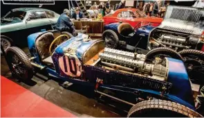  ??  ?? Mitos de la competició­n. En la cita parisina era posible contemplar un hito de la historia del automovili­smo. Se trata del Jaguar D-type, vencedor en las 24 Horas de Le Mans de 1957 y del que se vuelven a fabricar ahora otros 25 ejemplares. Sobre estas...
