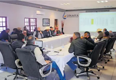  ?? SAÚL PONCE ?? Dieron a conocer oficialmen­te la autorizaci­ón para extraer agua concesiona­da.