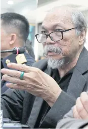  ??  ?? ABOVE Sawad Saengbangp­la, 79, former chairman of Chulalongk­orn University’s savings cooperativ­e, speaks to reporters about the case in which he allegedly defrauded people out of 541 million baht.