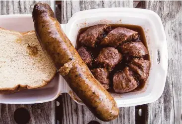  ??  ?? Byron’s Gourmet Bar-B-Q serves smoked boudin and Beaumontst­yle beef links.