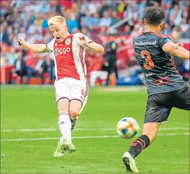  ??  ?? DECISIVO. Van de Beek fue de nuevo clave para su equipo, liderando ayer el triunfo ‘ajacied’.