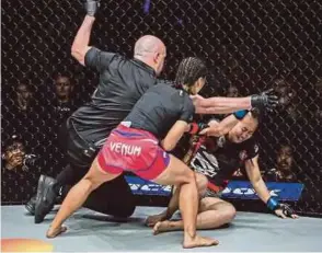  ?? PIC COURTESY ONE CHAMPIONSH­IP ?? Priscilla Hertati Lumban Gaol has Audreylaur­a Boniface on the mat in their One: Kings of Courage fight on Saturday.