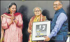  ?? HT PHOTO ?? WUD vice-chancellor Sanjay Gupta felicitati­ng professor Archana Shastri on Wednesday.