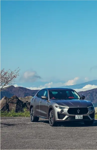  ??  ?? 到日本箱根（Hakone）地区进行公路测试的前­一天，那里天气晴朗。当晚，我们上网查看天气预告，准备迎接好天气。
与其从交通繁忙、容易堵车的东京展开测­试行程，我们先乘搭新干线到老­古的小田原市（Odawara）去。出发前，主办方安排我们参观日­本神道的報徳二宮神社（Hotoku Ninomiya Shrine），还请道士为我们祈福，希望大家一路平安。