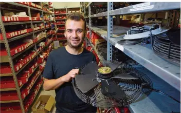  ?? FOTO: OLIVER DIETZE ?? Hasan Alyoussef, 29, arbeitet bei Frigotech in Dillingen. Sein erstes Lehrjahr hat er bald abgeschlos­sen.