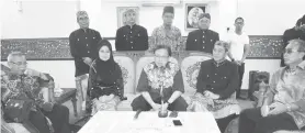  ??  ?? ABANG Johari (duduk, tengah) bersama yang lain pada sidang media selepas Pesta Kaul Mukah.