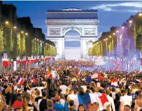  ??  ?? El Arco del Triunfo en París festejó el pase a la final