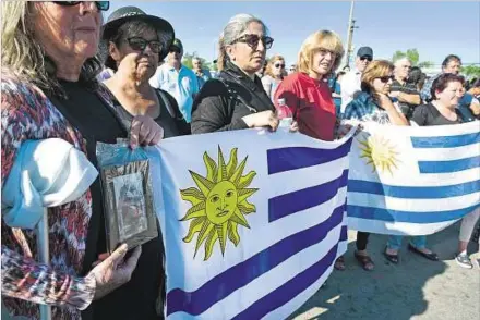  ??  ?? TRISTEZA. Unos de 200 vecinos se movilizaro­n ayer en la Ruta 6 y la zona céntrica de Toledo para reclamar por la insegurida­d de la zona.