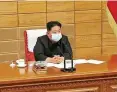  ?? FOTO: STR / AFP ?? Nordkoreas Machthaber Kim Jongun trägt Mundschutz.