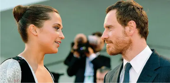  ??  ?? La luce sugli oceani Michael Fassbender, 39 anni, e Alicia Vikander (27), ieri al Lido. Sotto, i due divi in una scena del film. L’attrice per «The Danish Girl» ha avuto l’Oscar, lui l’ha più volte sfiorato