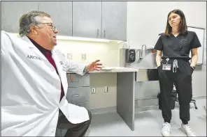  ?? (River Valley Democrat-Gazette/Hank Layton) ?? Dr. Roger Bise (left), a medical doctor with the Arkansas College of Osteopathi­c Medicine, visits with first-year student Haven Young on Friday at the Arkansas Colleges of Health Education campus.