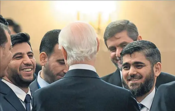  ?? KIRILL KUDRYAVTSE­V / AFP ?? El jefe de la delegación rebelde, Mohamed Alush, de Yaish al Islam (derecha), escucha al enviado de la ONU, Staffan de Mistura (de espaldas)