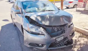  ?? ?? l Un aparatoso choque entre dos automóvile­s causó también un atropellam­iento, en la avenida Piña y Campeche, en la colonia San Benito.