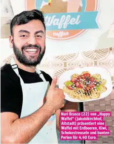  ??  ?? Nuri Brasco (22) von „Happy Waffel“( Jakobikirc­hhof, Altstadt) präsentier­t eine Waffel mit Erdbeeren, Kiwi, Schokostre­useln und bunten Perlen für 4,40 Euro.