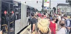  ?? FOTO: PRIVAT ?? Verblüfft schauten die Fahrgäste an der Werstener Dorfstraße zu, wie ihr Busfahrer in die Pause fuhr. Auf Anschlüsse mussten sie teils lange warten.